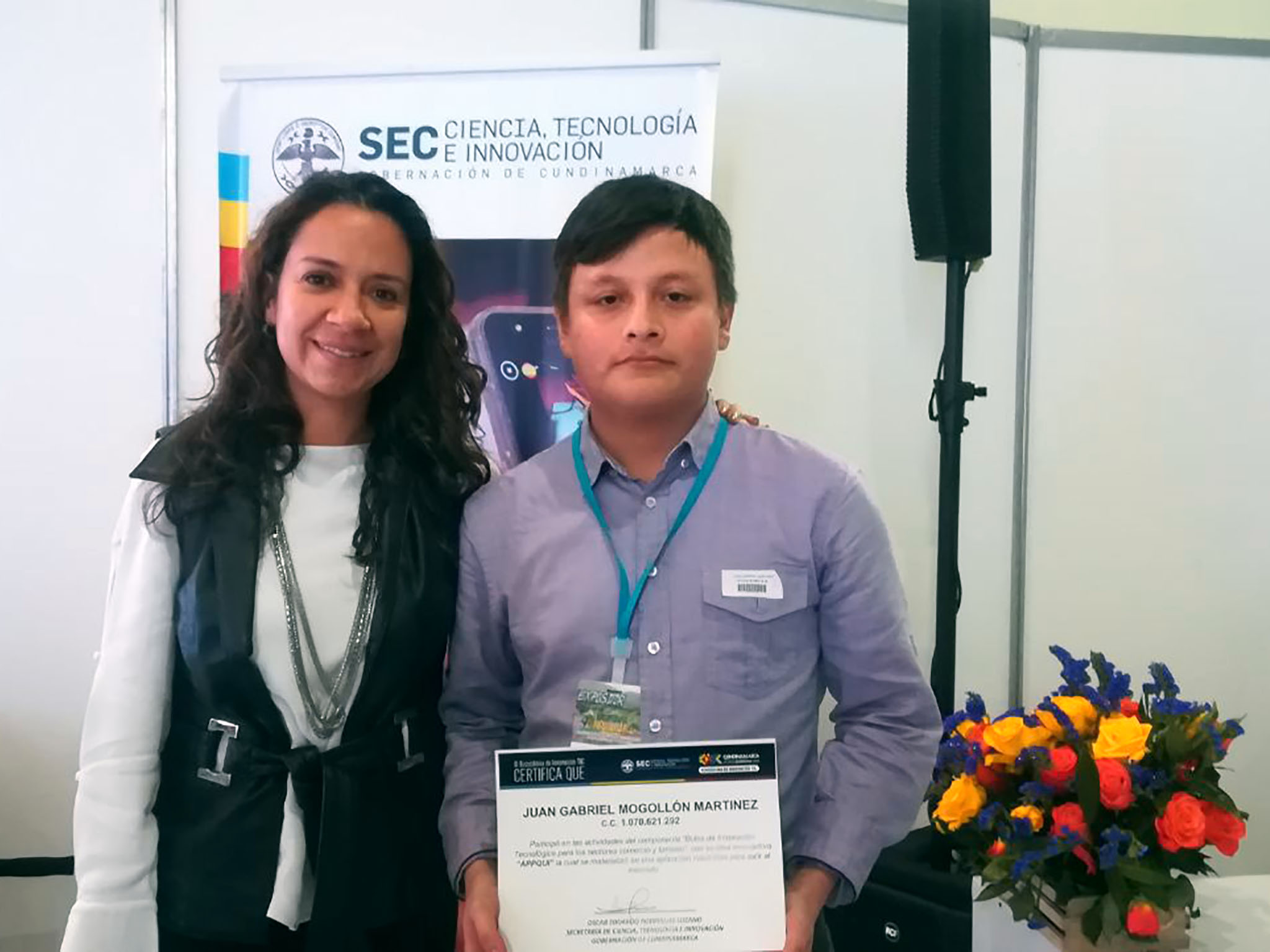 Entrega de certificación por creación de aplicación mobil Appqui en la primera edición de ExpoCundinamarca 2017, en la imagen Juan Gabriel Mogollón Martínez Entrega de certificación por creación de aplicación mobil Appqui en la primera edición de ExpoCundinamarca 2017, en la imagen Juan Gabriel Mogollón Martínez | Diseño y páginas web | Desarrollo de software | Hosting | Landing page | SEO